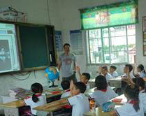 圖片：小學生們被神奇的地球地貌深深吸引
