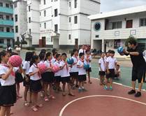 圖片：小學生們被神奇的地球地貌深深吸引